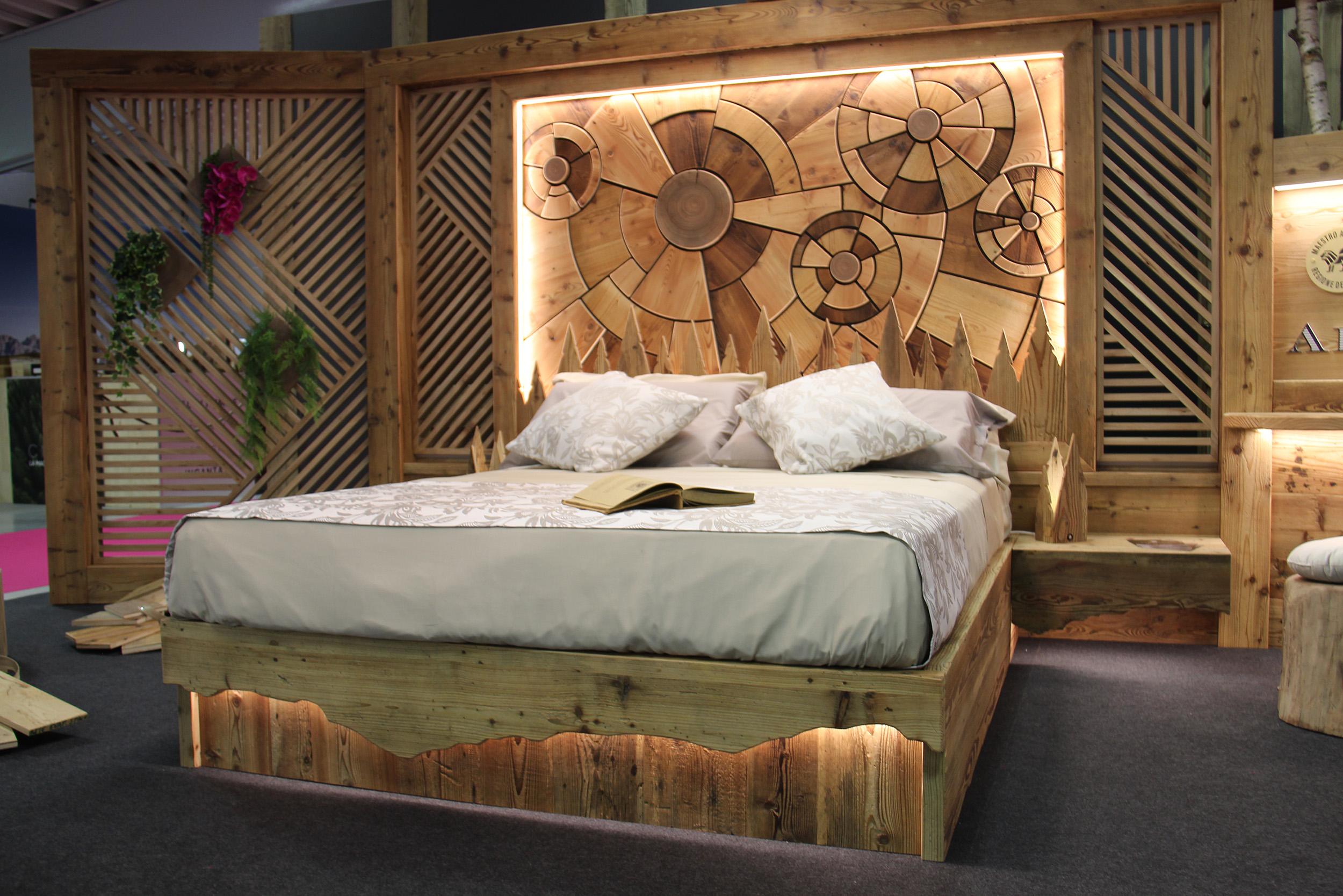 Foto letto e legno con led ad Arredamont 2025